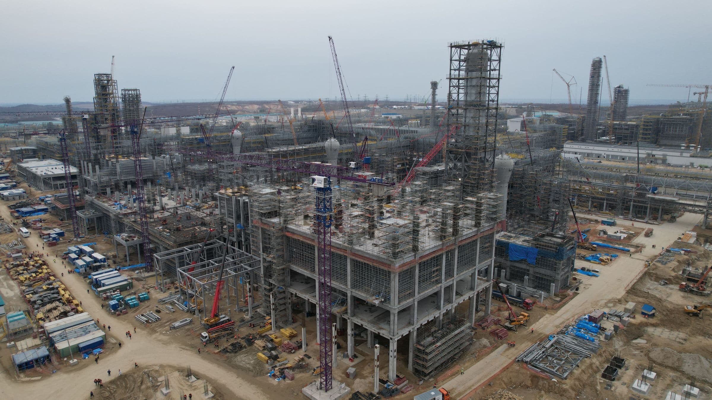Пожар на строительной площадке Амурского ГХК: официально госпитализированы пять человек, СМИ сообщают о десятках пострадавших
